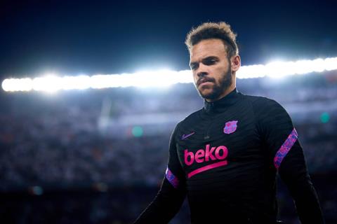 Barca bị tố bắt nạt Braithwaite